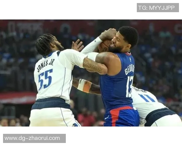 勇士队与国王队激战正酣NBA季后赛精彩对决引发球迷热议