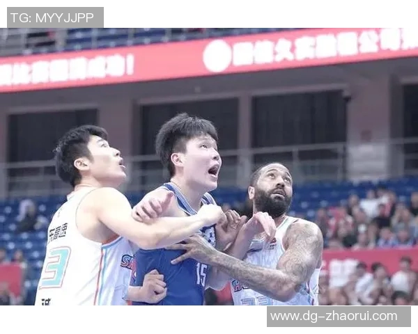 CBA焦点战青岛队迎战山东西王队双方全力争胜展现篮球魅力